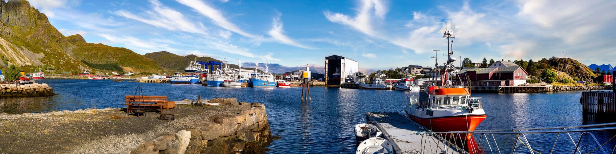 Havna i Ballstad i Lofoten med fiskebåter ved kai