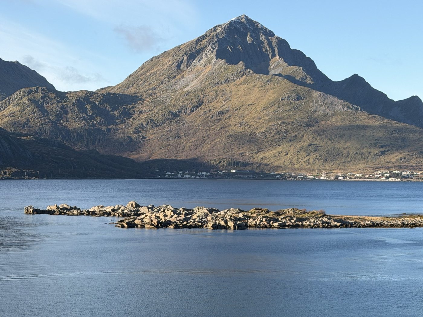 En holme i Nappstraumen med et spisst fjell bak