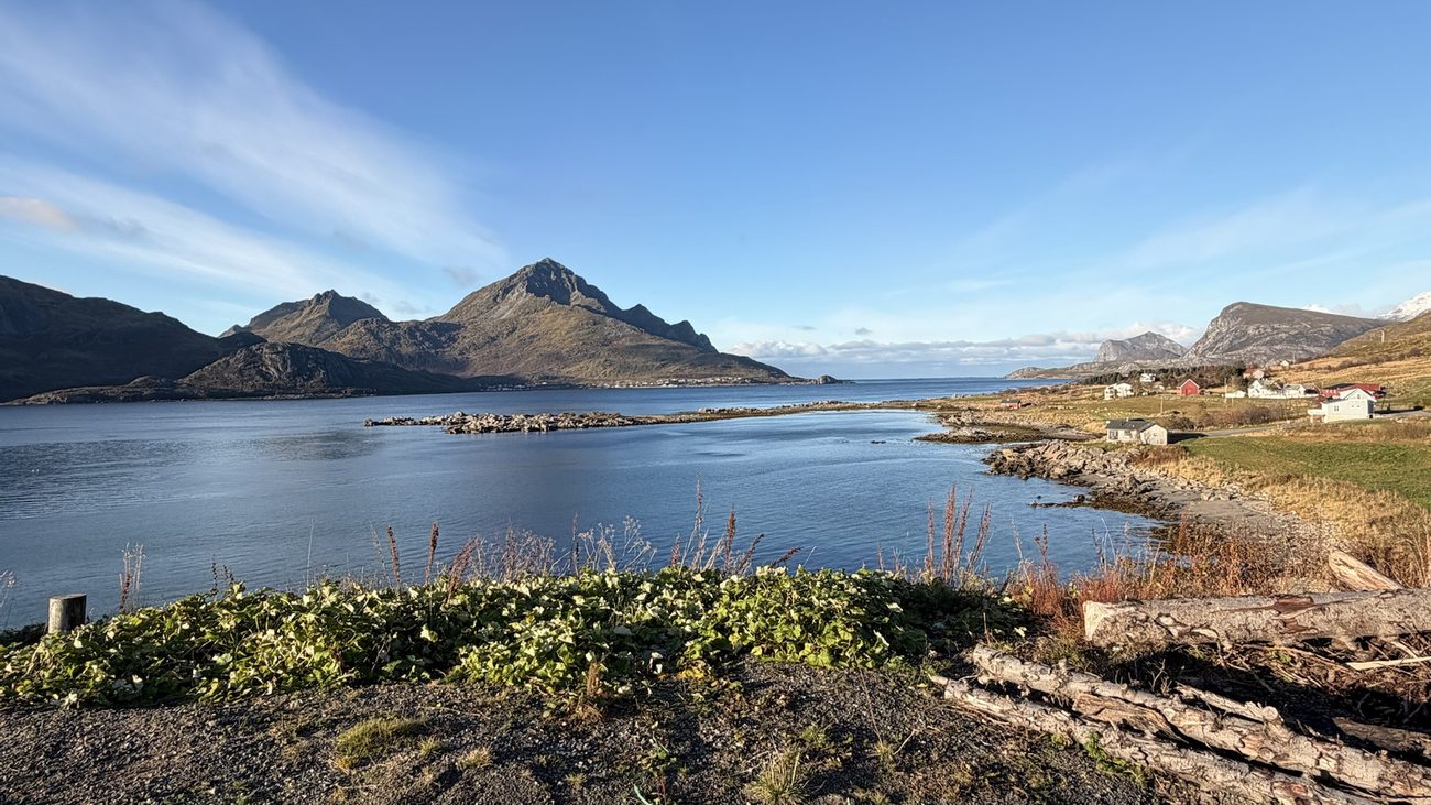 Utsyn over Nappstraumen med holmen og fjellene